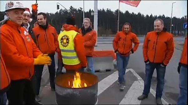 Milhares manifestam-se em Bruxelas contra a reforma de pensões Milhares manifestam-se em Bruxelas contra a reforma de pensões