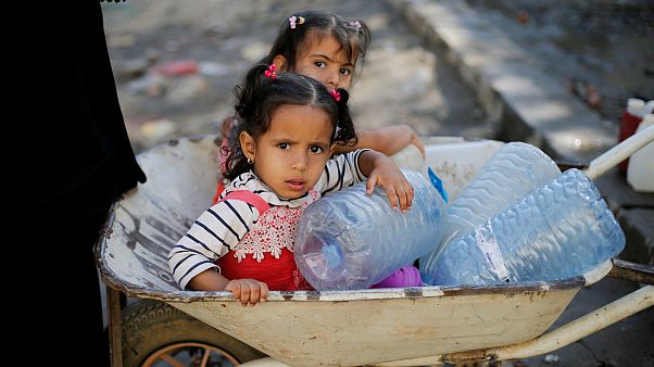 اليمن يعقم إمدادات المياه في صنعاء مع تفشي الكوليرا من جديد اليمن يعقم إمدادات المياه في صنعاء مع تفشي الكوليرا من جديد