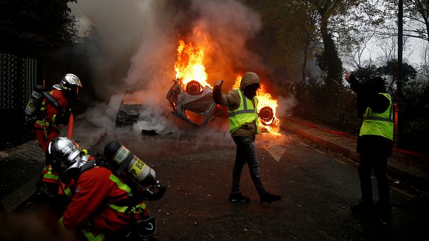 Macron Başbakan Philippe'den 'Sarı Yelekliler' ile görüşmesini istedi Macron Başbakan Philippe'den 'Sarı Yelekliler' ile görüşmesini istedi