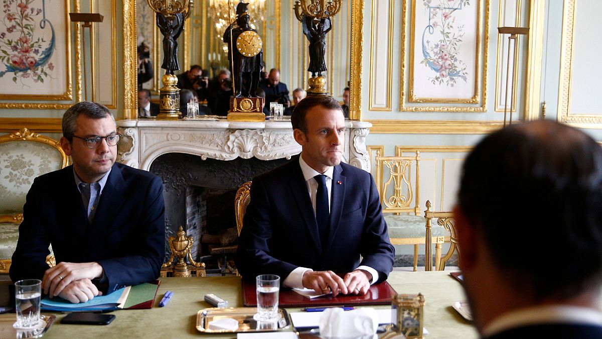Macron cede e cancela subida das taxas sobre combustíveis