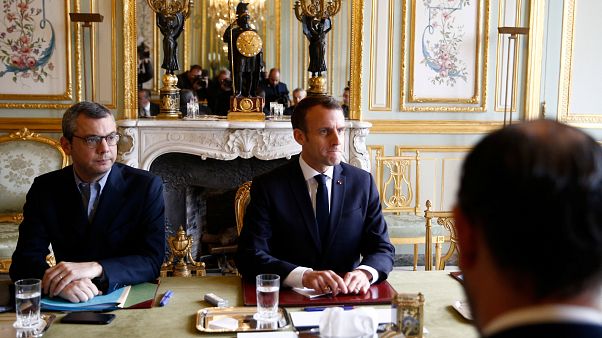 "Gilets jaunes" : l'Elysée annule la hausse des taxes sur les carburants "Gilets jaunes" : l'Elysée annule la hausse des taxes sur les carburants