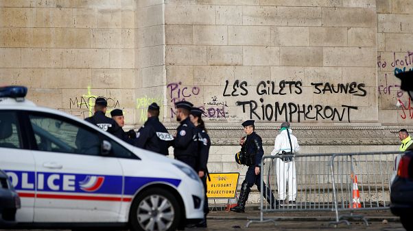 "Gilets jaunes" : le gouvernement suspend pour 6 mois la hausse de la taxe carbone "Gilets jaunes" : le gouvernement suspend pour 6 mois la hausse de la taxe carbone