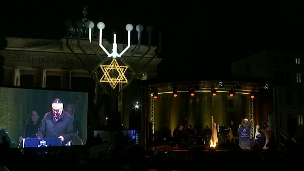 Steinmeier entzündet 1. Chanukka-Kerze vor dem Brandenburger Tor Steinmeier entzündet 1. Chanukka-Kerze vor dem Brandenburger Tor