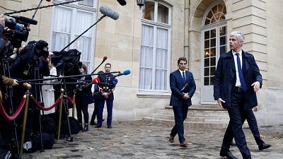 Governo francês tenta acalmar "coletes amarelos"
