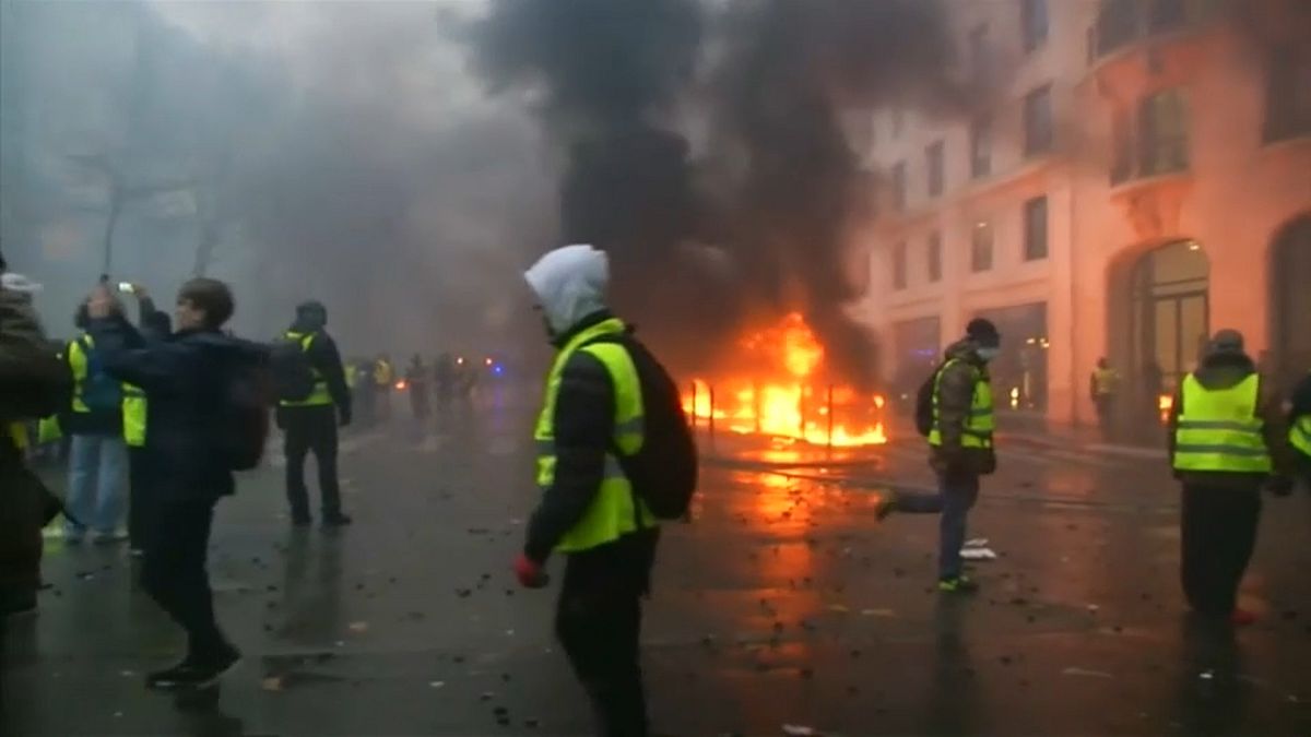 Incêndios e repressão policial abalaram o fim de semana na capital francesa