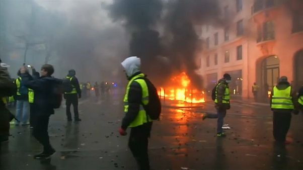 Incêndios e repressão policial abalaram o fim de semana na capital francesa Incêndios e repressão policial abalaram o fim de semana na capital francesa