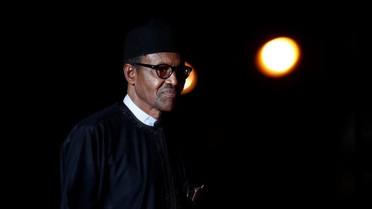 رئيس نيجيريا يخرج عن صمته إزاء شائعة وفاته واستبداله بشخص آخر 