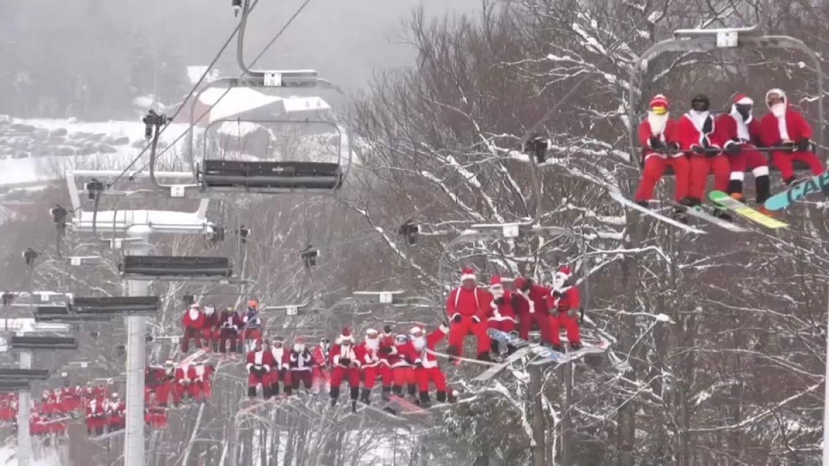Санта-Клаусы на лыжах и сноубордах