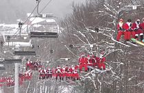 Санта-Клаусы на лыжах и сноубордах