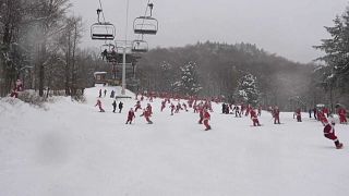 'Noel Baba'lar eğitime destek için kayak yaptı