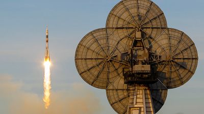 شاهد: روسيا تطلق "سويوز" في رحلة مأهولة إلى محطة الفضاء الدولية