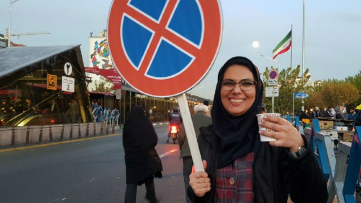 بازگشایی قفل چهار راه ولیعصر تهران به نفع معلولان 