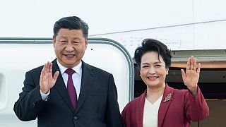 Xi Jinping e a primeira dama Peng Liyuan a caminho de Lisboa