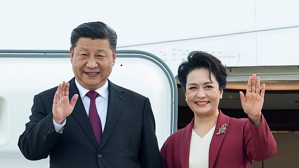 Xi Jinping e a primeira dama Peng Liyuan a caminho de Lisboa Xi Jinping e a primeira dama Peng Liyuan a caminho de Lisboa