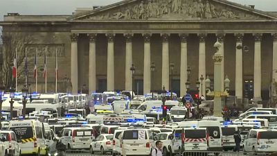 Parigi: in piazza i conducenti di ambulanze