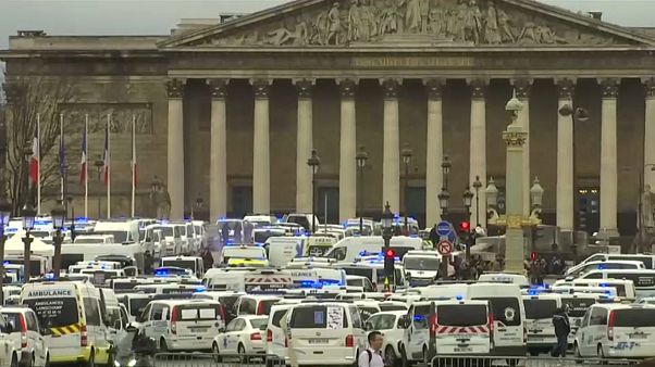 A mentősök is csatlakoztak a francia reformok elleni tüntetésekhez A mentősök is csatlakoztak a francia reformok elleni tüntetésekhez