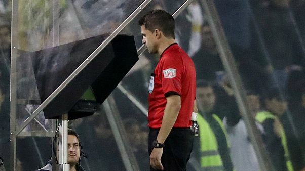 Árbitros da UEFA vão começar a recorrer às imagens em fevereiro Árbitros da UEFA vão começar a recorrer às imagens em fevereiro