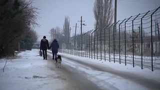 Grenzzaun zwischen Ukraine und Russland erinnert an deutsche Teilung