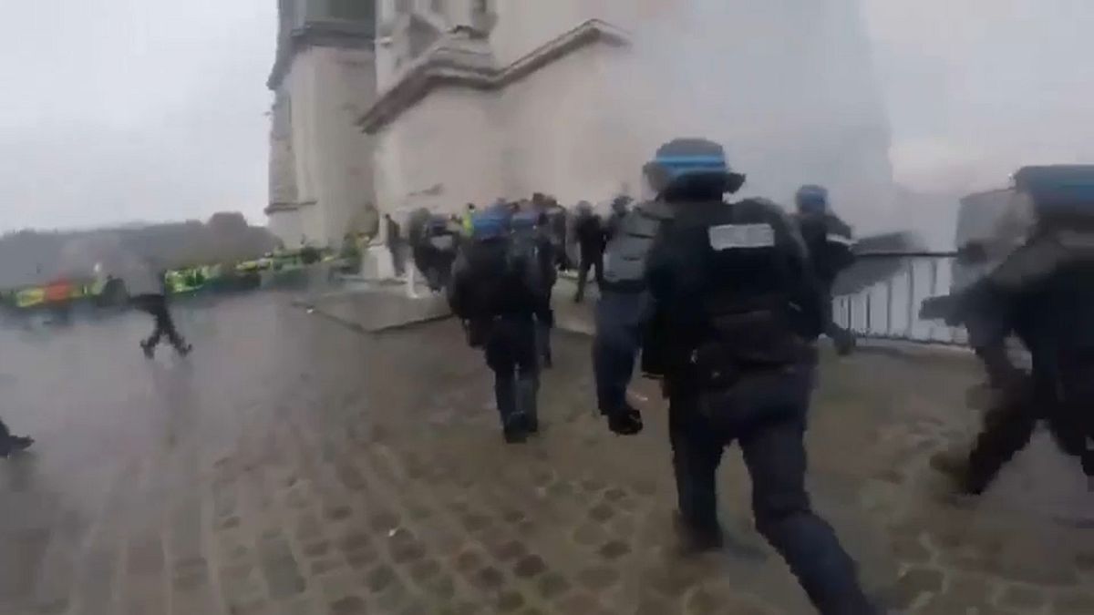 VIDEO Protesta gilet gialli: poliziotti travolti da sassaiola a Parigi
