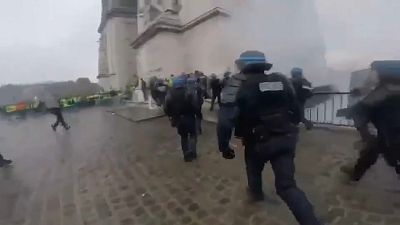 شاهد: كاميرا تابعة لرجال الشرطة الفرنسية توثق العنف عند قوس النصر
