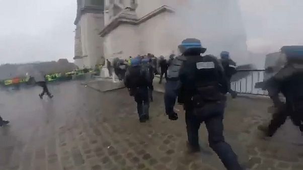 VIDEO Protesta gilet gialli: poliziotti travolti da sassaiola a Parigi VIDEO Protesta gilet gialli: poliziotti travolti da sassaiola a Parigi