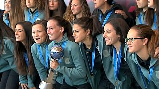 La selección femenina Sub'17 llega a casa con la copa de campeonas