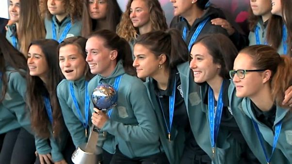 La selección femenina Sub'17 llega a casa con la copa de campeonas La selección femenina Sub'17 llega a casa con la copa de campeonas