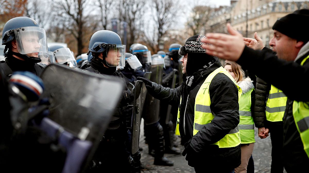 Video | Fransa'da eylemcilerin arasına karışan 'sarı yelekli' polisler iddiası 