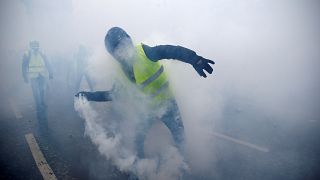 'Gilets jaunes': Bodycam footage shows police being attacked during protests