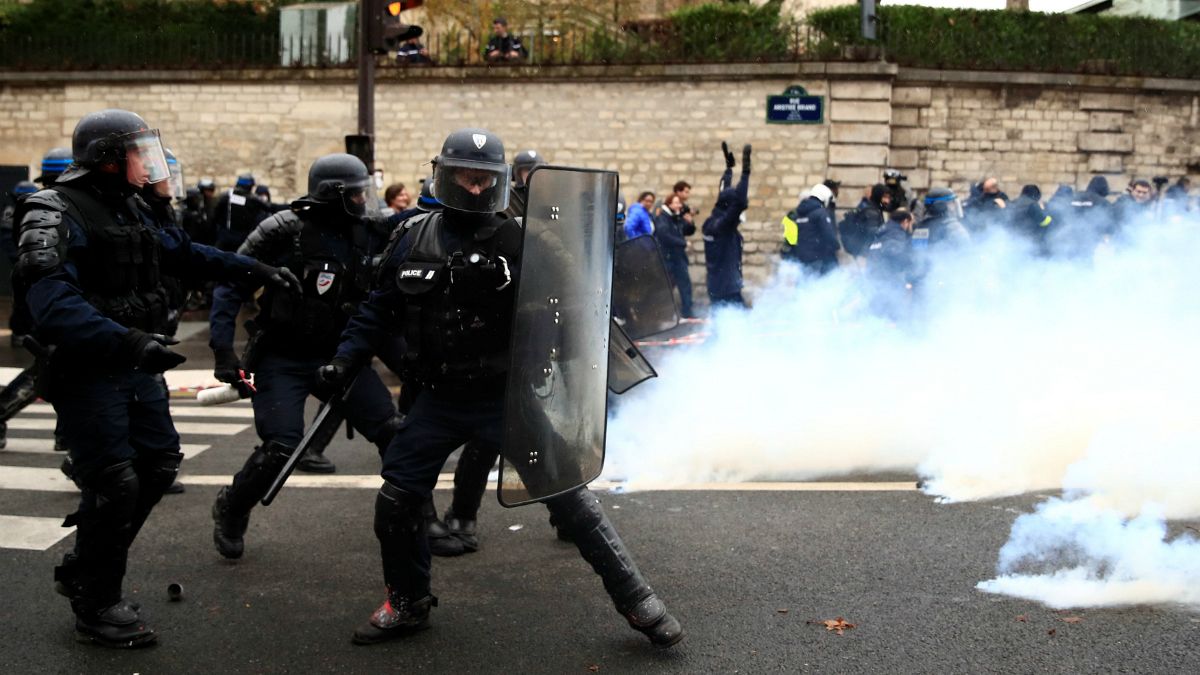 ناآرامی در فرانسه؛ یک پیرزن به دلیل اصابت گلوله گاز اشک‌آور به صورتش کشته شد