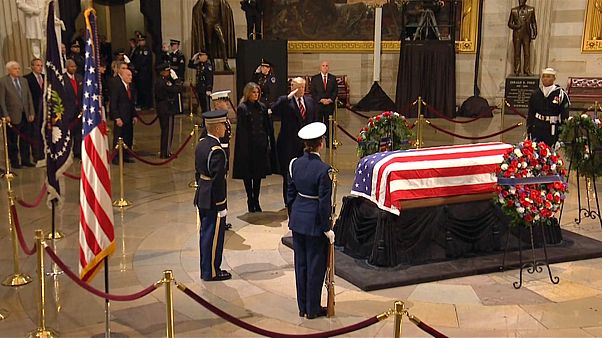 Politikusok és civilek George H. W. Bush ravatalánál Politikusok és civilek George H. W. Bush ravatalánál