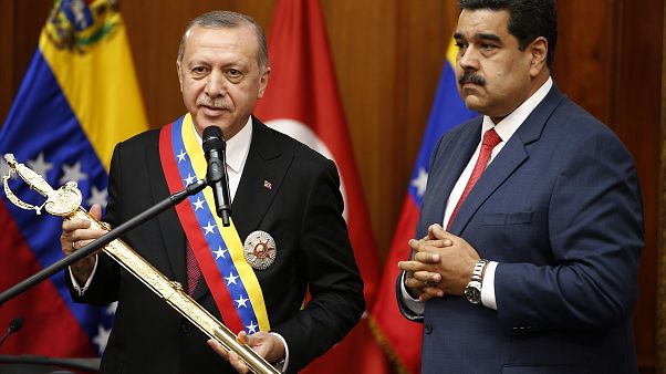 Video | Erdoğan'a kılıç hediye eden Venezuela lideri: Ertuğrul dizisini çok seviyoruz Video | Erdoğan'a kılıç hediye eden Venezuela lideri: Ertuğrul dizisini çok seviyoruz