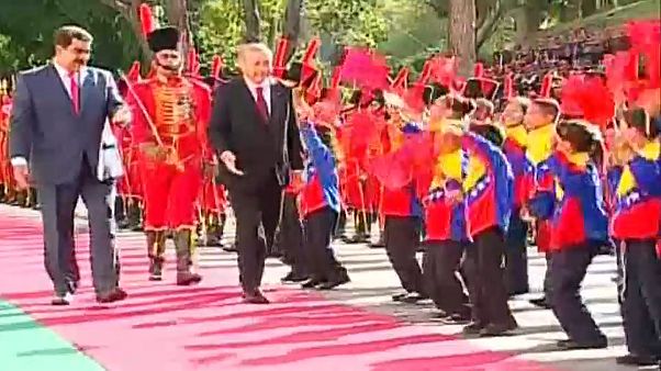 Maduro, yere düşen Türk bayrağını kaldırdı Maduro, yere düşen Türk bayrağını kaldırdı