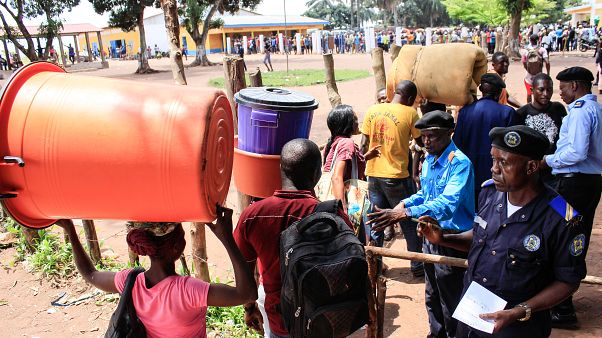 Imigrantes a abandonar Angola junto à fronteira Imigrantes a abandonar Angola junto à fronteira