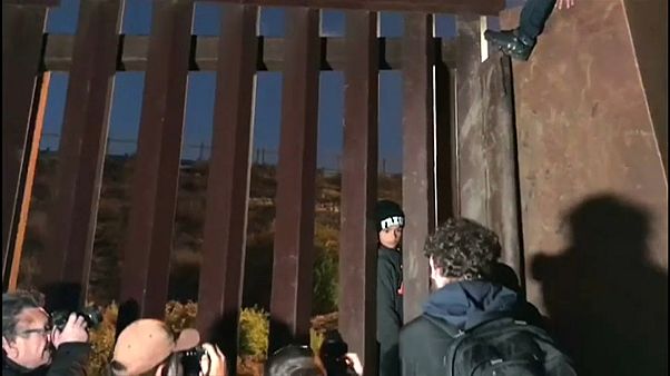 شاهد: مهاجرون يجتازون السياج الحدودي بين الولايات المتحدة والمكسيك شاهد: مهاجرون يجتازون السياج الحدودي بين الولايات المتحدة والمكسيك