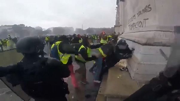 Polisin saldırıya uğradığı an kamerada Polisin saldırıya uğradığı an kamerada