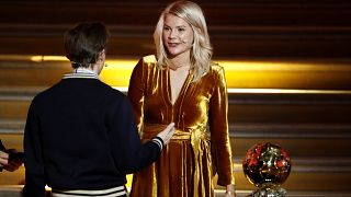 Pallone d'oro ad Ada Hegerberg: gaffe sessista di Solveig (che poi si scusa)