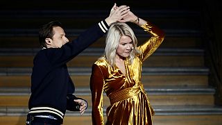 واکنش‌ها به درخواست «نابجای» خواننده فرانسوی از اولین زن دریافت کننده توپ طلایی برای رقص 
