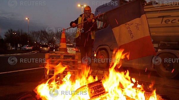 Париж уступил «Жёлтым жилетам» Париж уступил «Жёлтым жилетам»