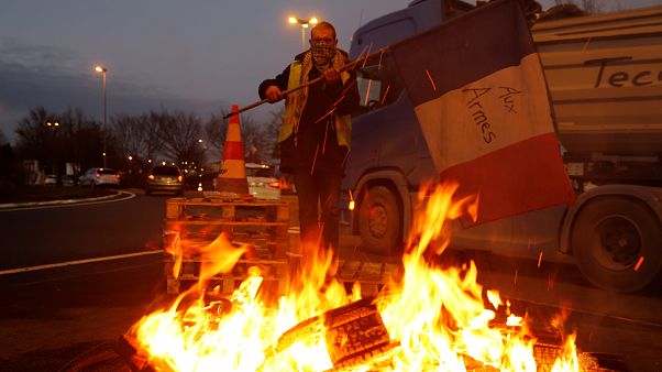 Γαλλία: Μορατόριουμ στην αύξηση των φόρων στα καύσιμα Γαλλία: Μορατόριουμ στην αύξηση των φόρων στα καύσιμα
