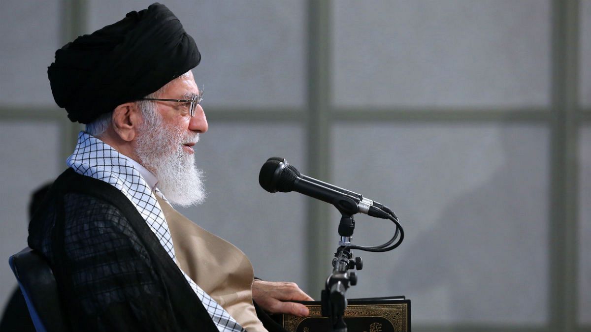 خامنه‌ای: برخی مدیران بازنشسته می‌توانند با اجازه من سر کار خود بمانند