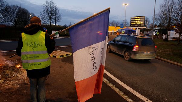 Gilet gialli: camionisti, agricoltori e studenti si schierano a favore del movimento Gilet gialli: camionisti, agricoltori e studenti si schierano a favore del movimento