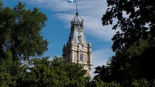 راية مقاطعة كيبيك الكندية ترفرف فوق البرلمان الإقليمي في كندا