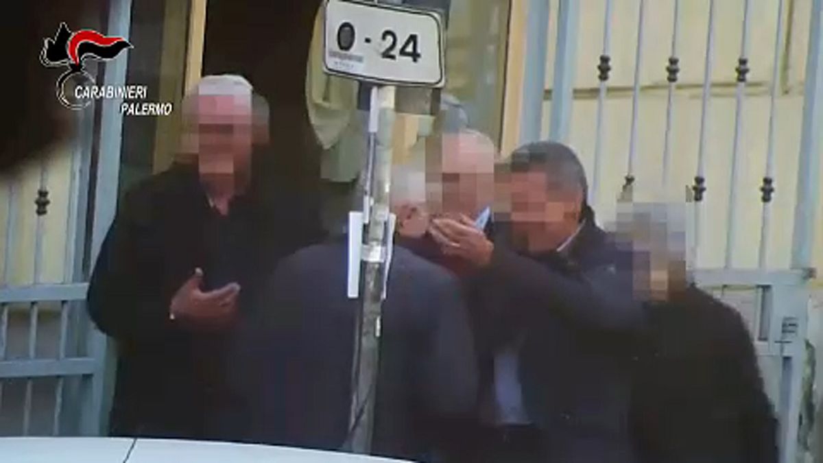 شاهد: السلطات الإيطاليا توجه ضربة للمافيا الصقلية باعتقال زعيمها و45 من أعضائها
