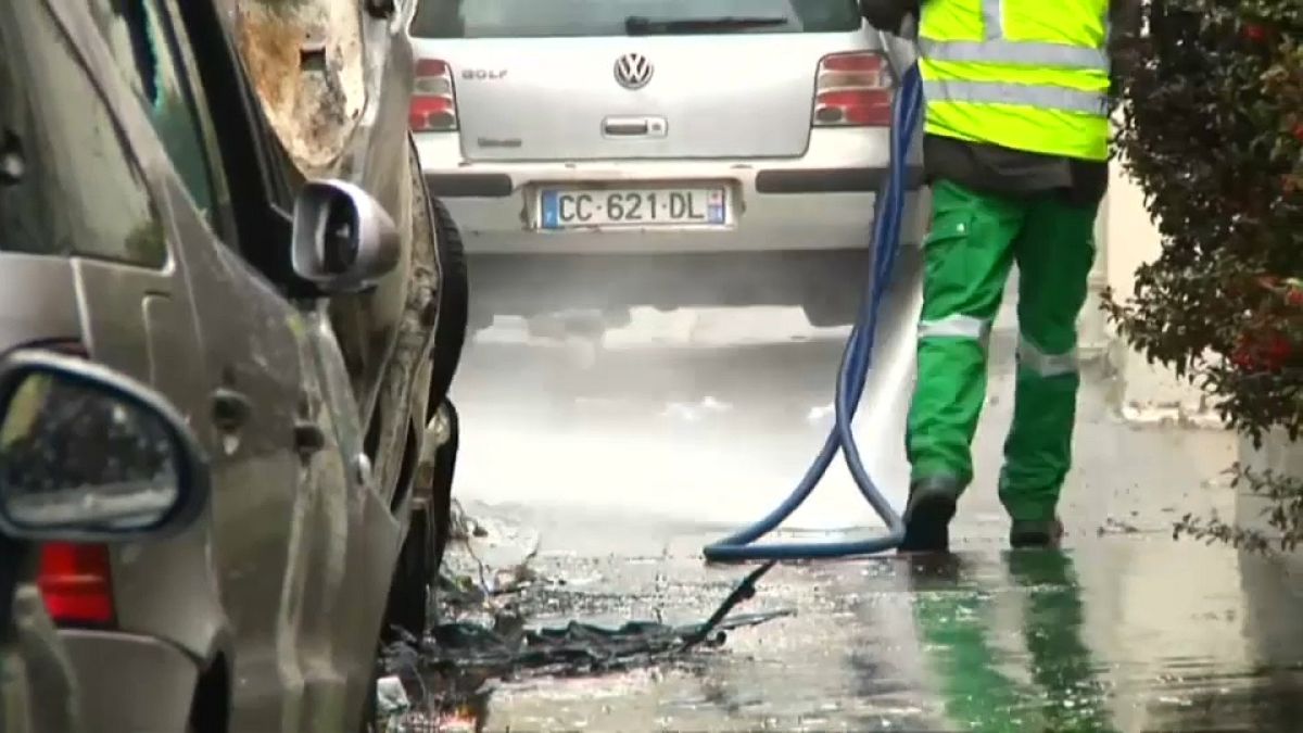 شاهد: حملة تنظيف لشوارع باريس بعد أيام صاخبة من الاحتجاجات