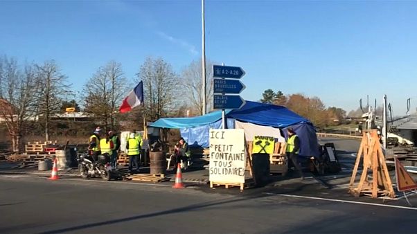 Francia: troppo poco e troppo tardi. Continua protesta dei Gilet gialli Francia: troppo poco e troppo tardi. Continua protesta dei Gilet gialli