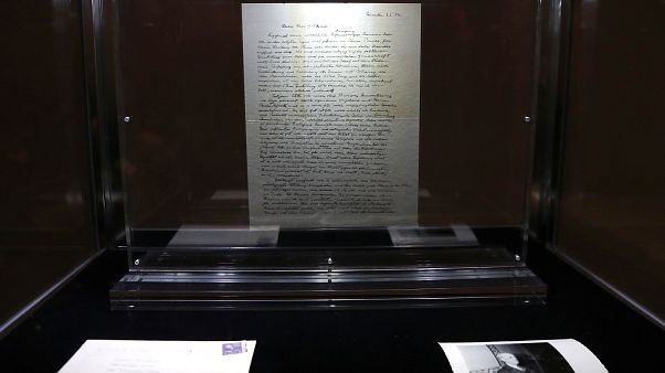 Christie's: vola altissimo la lettera su Dio di Einstein Christie's: vola altissimo la lettera su Dio di Einstein