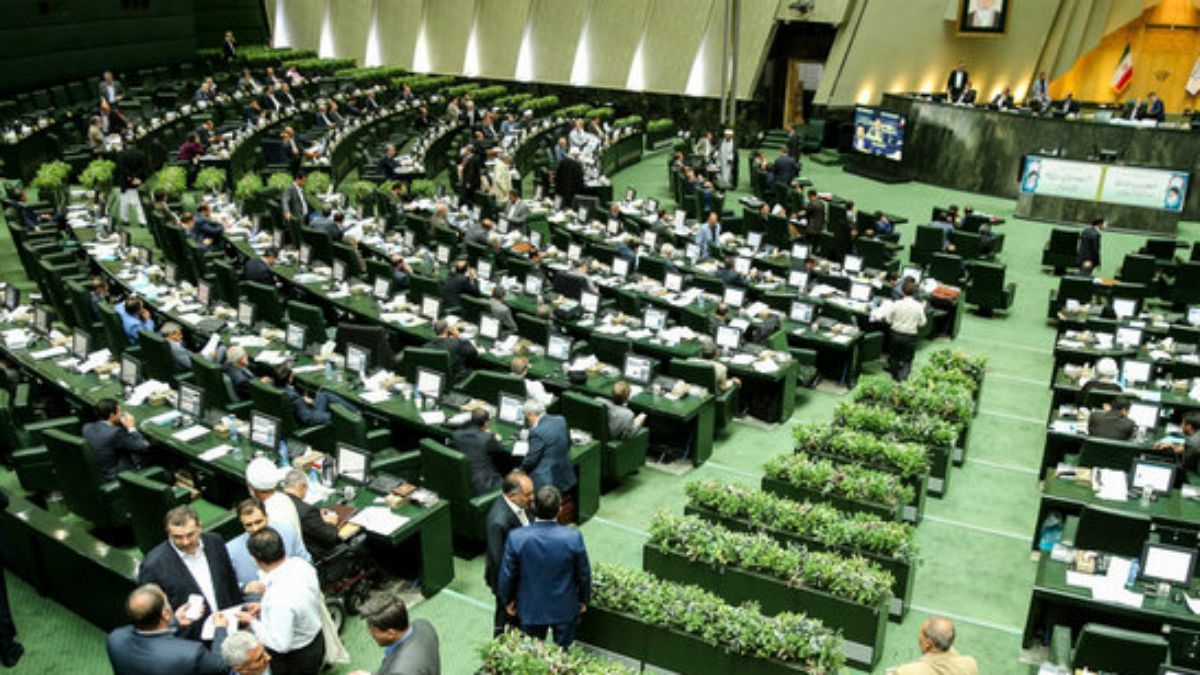  استعفای ۱۸ نماینده استان اصفهان در اعتراض به حذف بودجه آب 