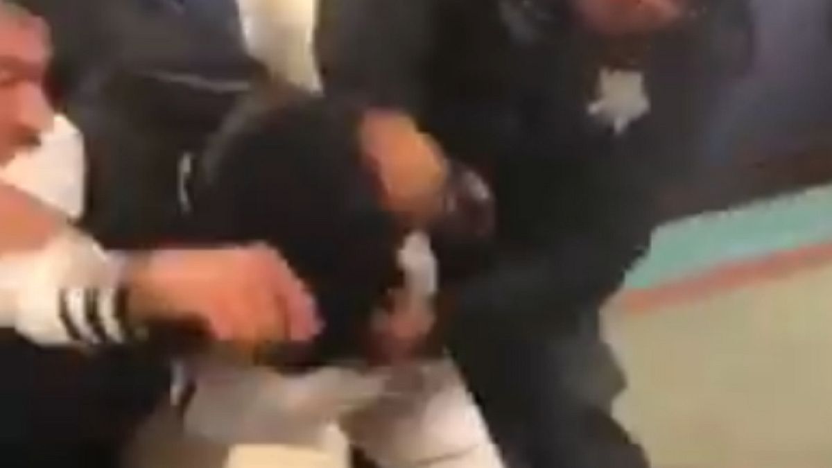 شاهد: شرطي في شيكاغو يضرب فتى أسود باستعمال أصفاد معدنية