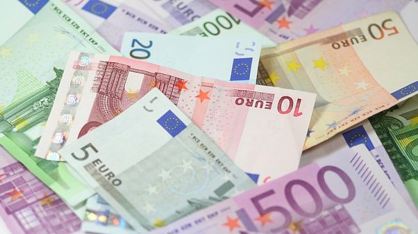 بين الطموح والواقع.. أي حال لعملة اليورو بعد 20 عاما على إطلاقها؟ بين الطموح والواقع.. أي حال لعملة اليورو بعد 20 عاما على إطلاقها؟